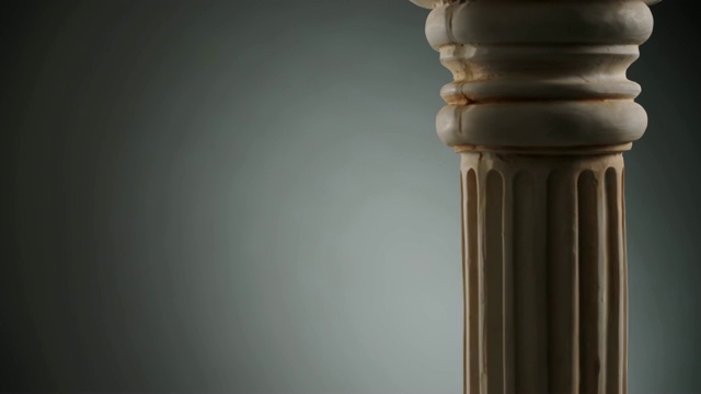 古老的柱旋转在黑暗的背景视频下载