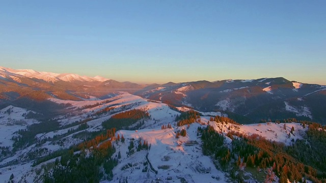 鸟瞰图的日出在冬季的山脉视频素材