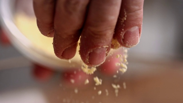 厨师手工加入玉米面制作香蕉煎饼视频素材