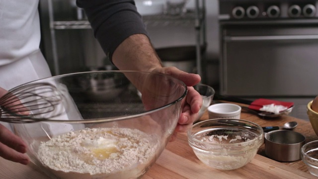 厨师将蛋白加入碗中，手持制作香蕉煎饼视频素材