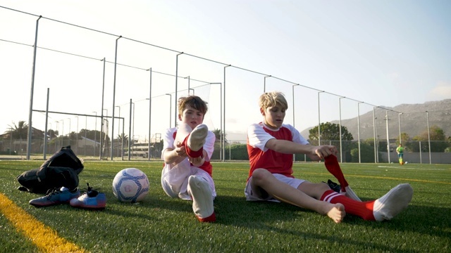 男孩们在比赛前穿上他们的足球鞋视频素材