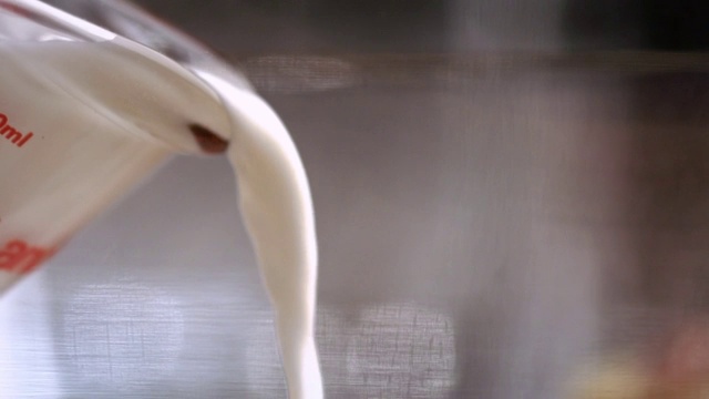 牛奶倒入搅拌碗里的香蕉煎饼食谱视频素材