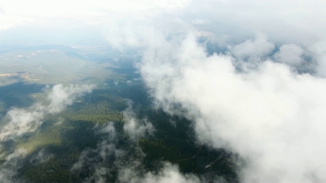 高山峻岭，透过云层俯瞰大地。视频素材