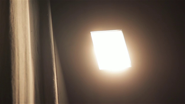 电影院里关掉的灯泡的特写。视频素材