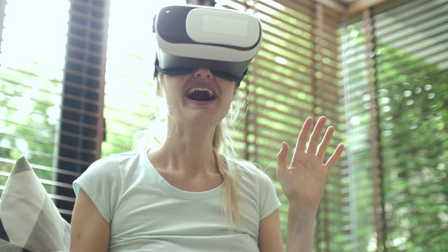 戴着虚拟现实眼镜和朋友聊天的女人视频素材