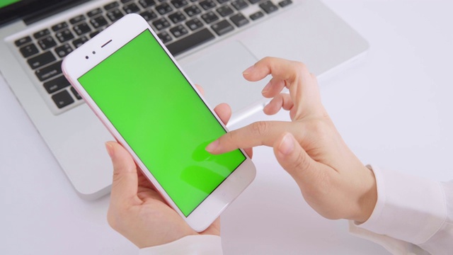 商业女性使用绿色屏幕的智能手机视频下载