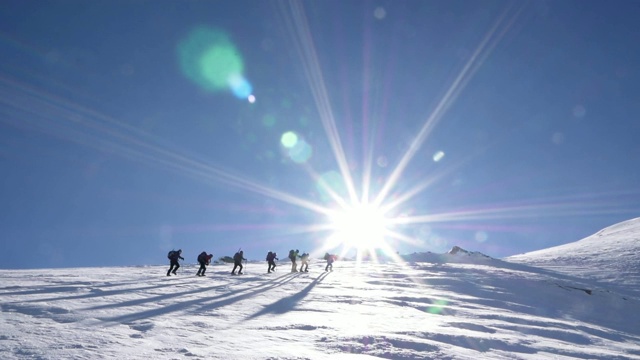 一群登山者正在山顶上行走视频素材