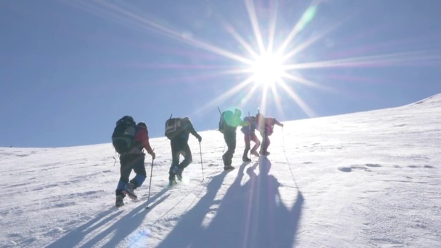 一群登山者正在山顶上行走视频素材