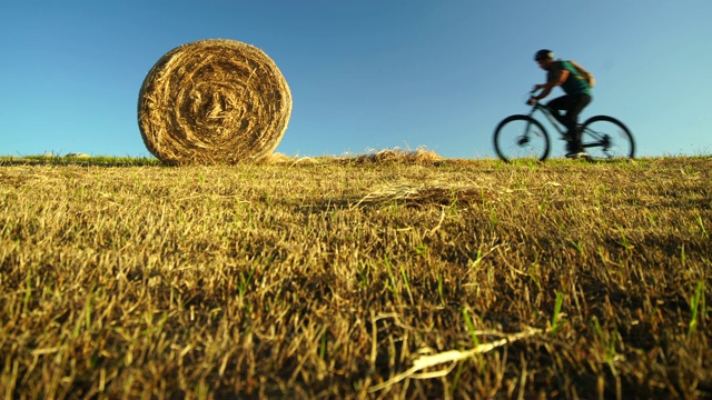 骑自行车保持健康。视频下载
