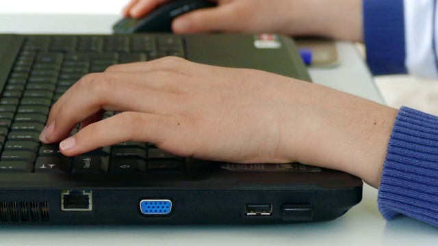 一个人用电脑键盘玩电脑游戏，电脑键盘和人的手指，视频下载