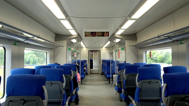 高速列车的现代化内饰让乘客坐在座位上视频下载