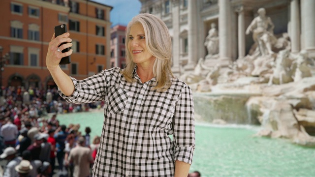 一名老妇人在罗马特莱维喷泉前自拍视频下载