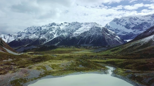 无人机拍摄的风景如画的山景视频素材