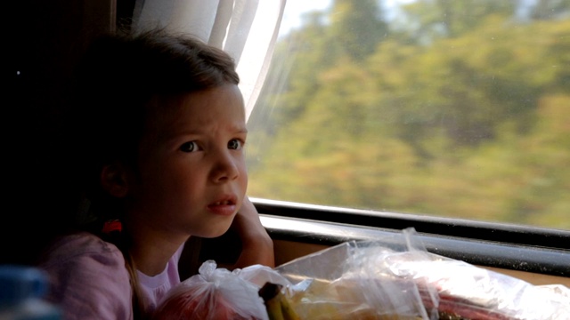 小女孩透过火车的窗户往外看视频下载