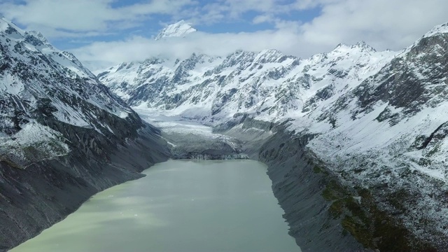 无人机拍摄风景如画的山脉视频素材