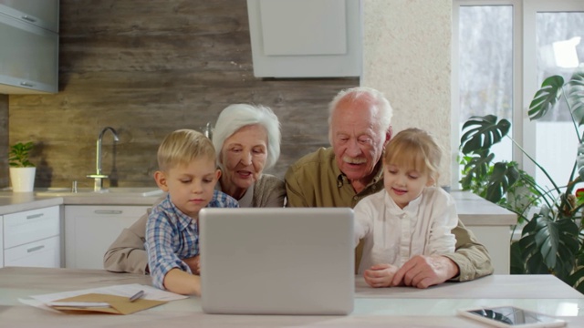 爷爷奶奶和孙子孙女在电脑上视频下载