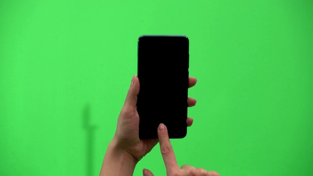 女人的手一直在绿色背景上使用手机视频素材