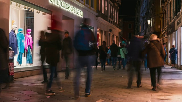 Timelapse拍摄了意大利威尼斯老城中，4k人在商店前行走的画面视频下载