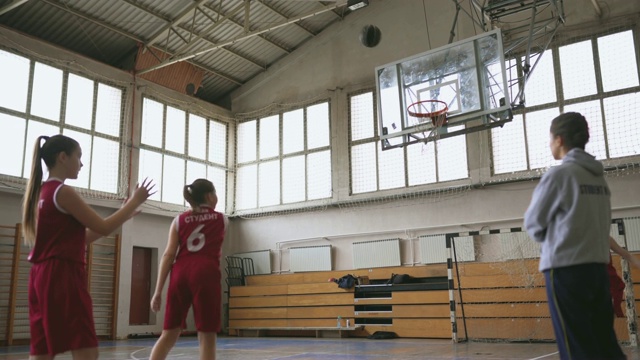 篮球教练在看女孩们练习罚球视频下载