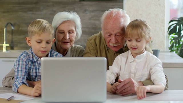 祖父母花时间和孩子们在一起视频下载