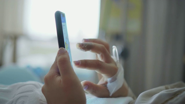 患者使用智能手机的手，特写视频下载
