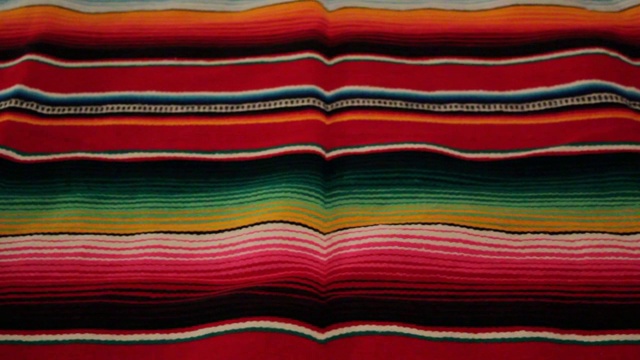 斗篷墨西哥五月五日节地毯毛毯节日传统的墨西哥背景与条纹复制空间玛雅毯子最小的简单视频素材
