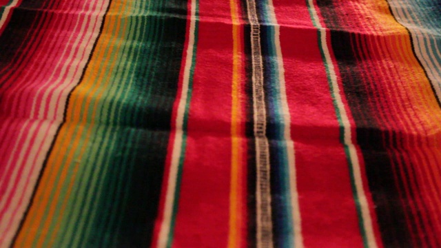 斗篷墨西哥五月五日节地毯毛毯节日传统的墨西哥背景与条纹复制空间玛雅毯子最小的简单视频素材