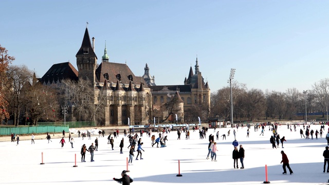 人们在著名的溜冰场在布达佩斯的乐趣视频素材