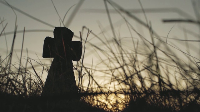 日落时草地上的大石十字架视频下载