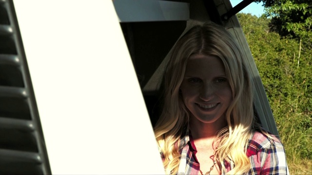 微笑的年轻女子在货车后备箱里喝咖啡视频素材