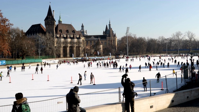 人们在著名的溜冰场在布达佩斯的乐趣视频素材