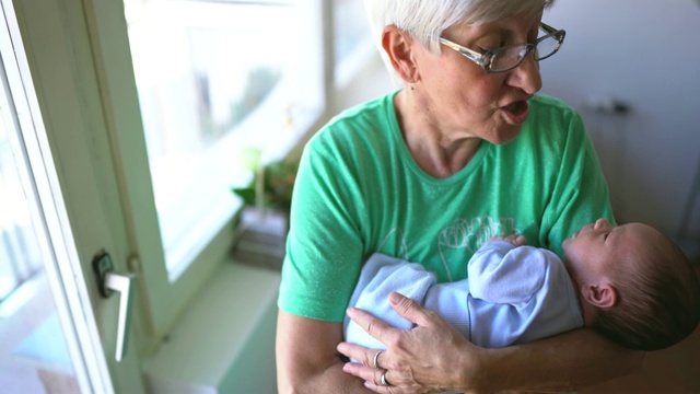 奶奶照顾刚出生的婴儿视频素材