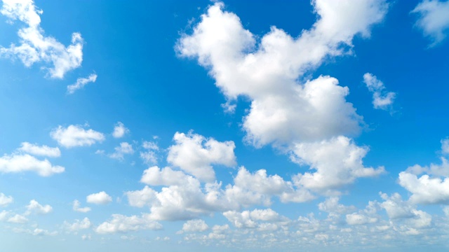 湛蓝的天空和蓬松的白云。自然背景。时间流逝VDO视频下载
