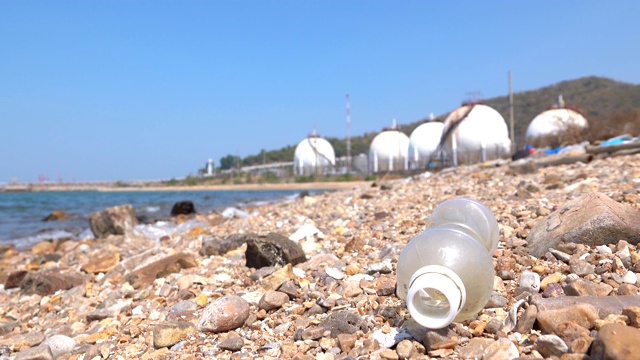 环境污染，塑料瓶在沙滩上。视频素材