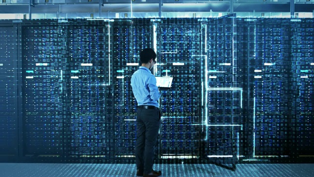 信息数字化的概念:IT专家站在服务器机架前，用一个触摸手势激活数据中心。数据块扩展网络的动画可视化视频素材