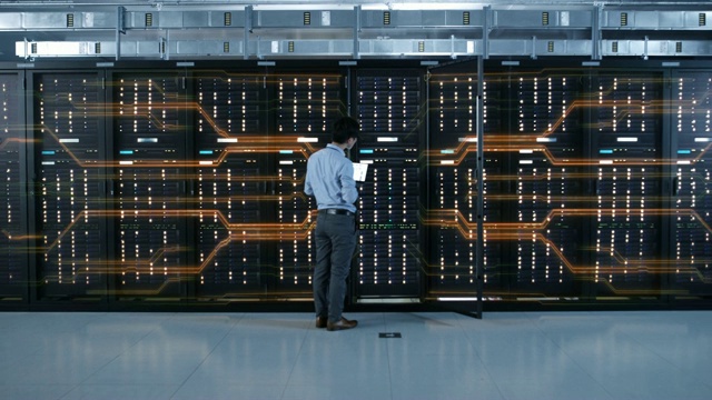 IT专家用一个触摸手势激活数据中心服务器机架。动态的信息数字化概念:对称传播的红线网络视频素材