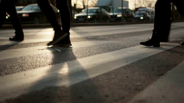 慢镜头:日落时的人行横道视频下载