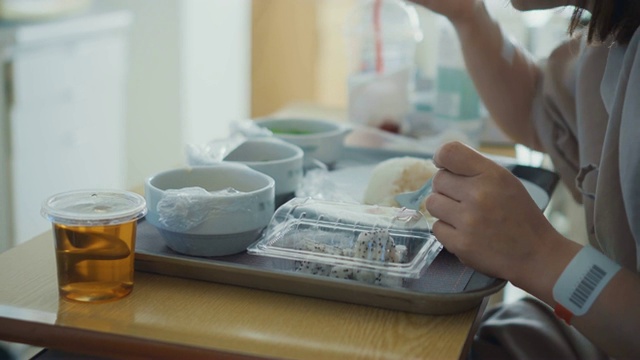 女病人在吃医院的食物视频下载