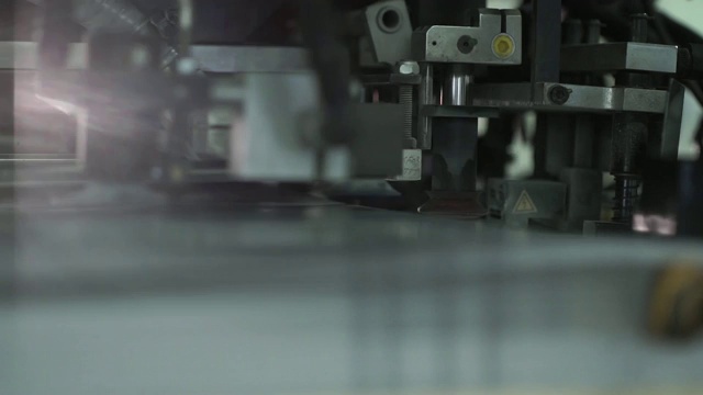 印刷厂的印刷机装满了工作。从印刷机上取下叶子视频素材