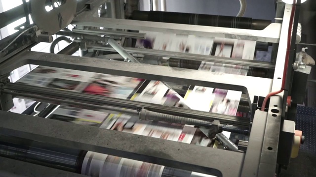 在印刷机上用胶印机印刷彩色报纸视频下载