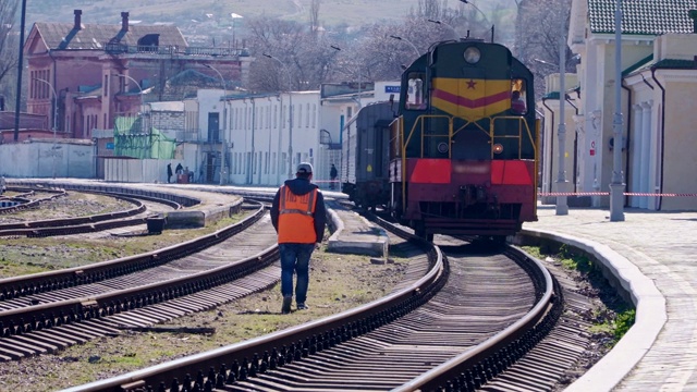 火车在铁路上，工人在铁路上视频素材