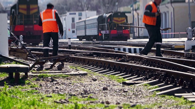 火车在铁路上，工人在铁路上视频素材