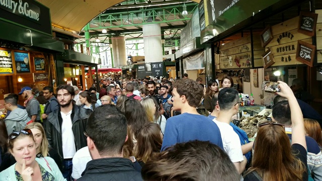 伦敦博罗市场上的行人视频下载