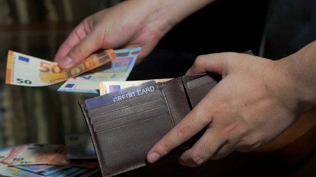男人们在数钱包里的欧元。视频下载