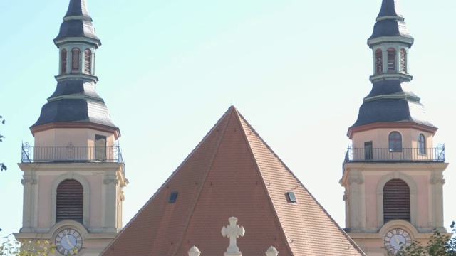 路德维希堡福音城市教堂背面-倾斜向上缩小4K视频下载