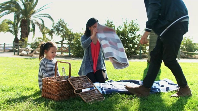 手持拍摄可爱的家庭打包野餐篮子视频下载