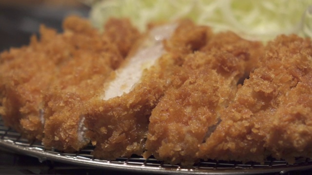 近距离拍摄猪排，日式料理风格视频素材