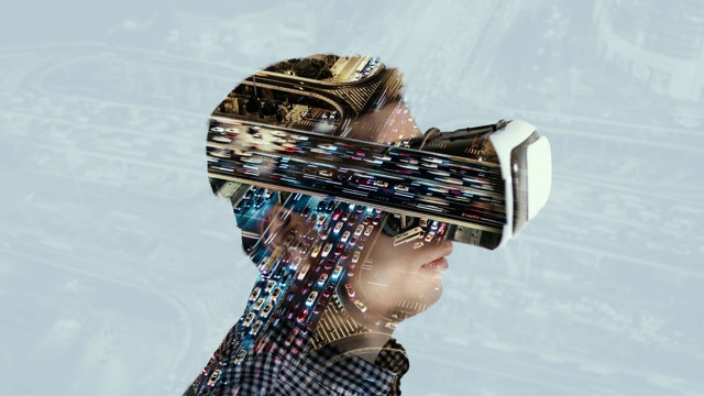 交通背景下佩戴虚拟现实头盔的人的T/L双重曝光视频素材