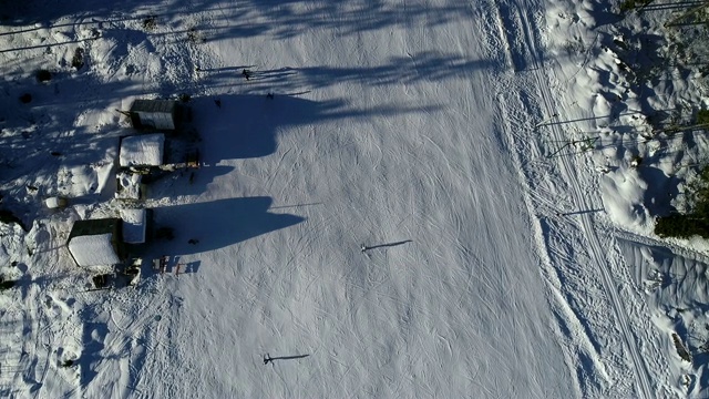 人们在雪山滑雪胜地滑雪的美丽航拍。视频素材
