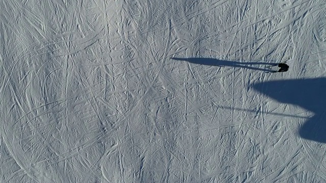人们在雪山滑雪胜地滑雪的美丽航拍。视频素材